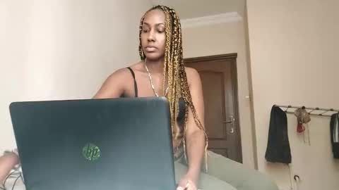 Snapshot of ravenbby chatting on 05/18/26, 02:12 ravenbby online show from 05/18/26, 02:12