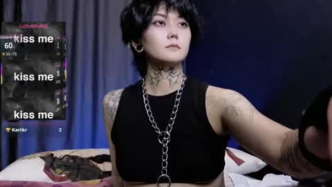 Snapshot of ravens_nest_ chatting on 10/17/25, 04:20 Raven online show from 10/17/25, 04:20