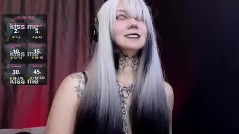 Snapshot of ravens_nest_ chatting on 10/21/25, 11:22 Raven online show from 10/21/25, 11:22