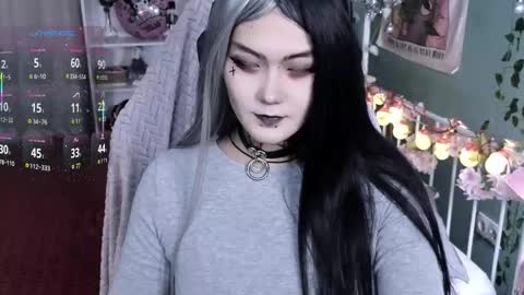 Snapshot of ravens_nest_ chatting on 12/16/25, 10:31 Raven online show from 12/16/25, 10:31