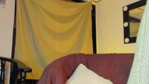 Snapshot of raydevil_ chatting on 12/19/25, 02:07 Rayn online show from 12/19/25, 02:07