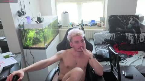 Rayzel online show from 04/16/26, 03:24