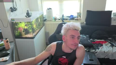 Rayzel online show from 04/25/26, 02:36