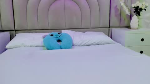 Snapshot of rebeca_brown_ chatting on 12/17/25, 11:27 Rebeca online show from 12/17/25, 11:27