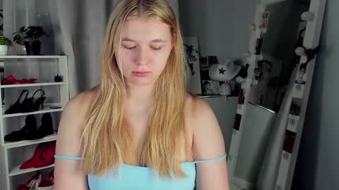 rebecca_____ online show from 11/25/25, 04:23