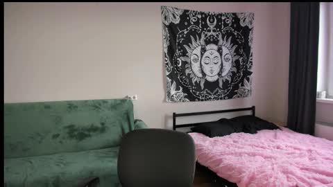 Erika online show from 11/07/25, 06:35