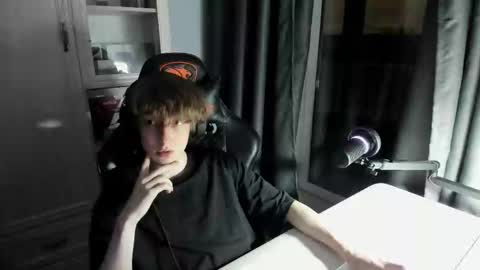 Snapshot of reddissq chatting on 12/25/24, 04:01 reddissq online show from 12/25/24, 04:01