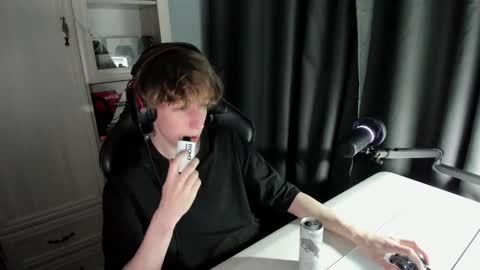 Snapshot of reddissq chatting on 12/26/24, 04:32 reddissq online show from 12/26/24, 04:32