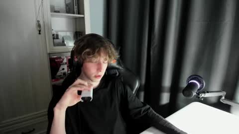 Snapshot of reddissq chatting on 12/27/24, 03:09 reddissq online show from 12/27/24, 03:09