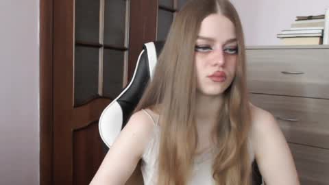 Snapshot of redhead_rabbit chatting on 04/25/26, 02:36 Lily online show from 04/25/26, 02:36
