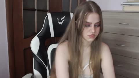 Snapshot of redhead_rabbit chatting on 07/02/26, 03:23 Lily online show from 07/02/26, 03:23