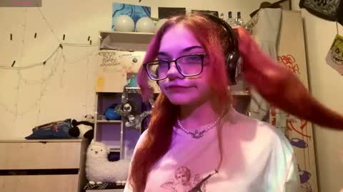 Snapshot of redheadcatxd chatting on 04/18/26, 09:37 Eva online show from 04/18/26, 09:37