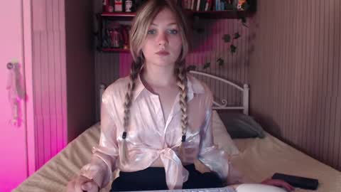 Snapshot of redmoonhead chatting on 06/10/26, 12:04 Ana online show from 06/10/26, 12:04