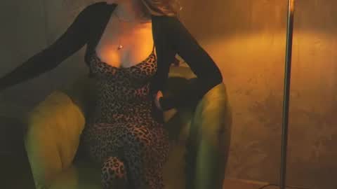 Snapshot of redsparrow__ chatting on 09/14/25, 07:02 Red online show from 09/14/25, 07:02