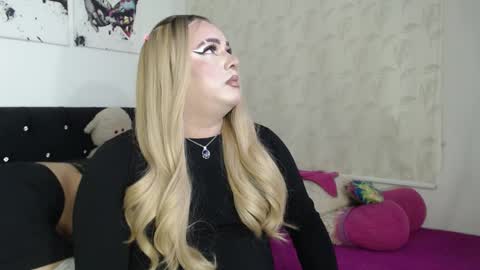 Snapshot of redvelvett22 chatting on 11/10/25, 03:27 redvelvett22 online show from 11/10/25, 03:27