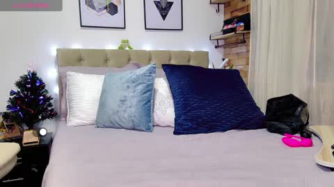 Yanella online show from 12/22/24, 06:26