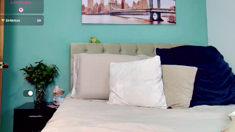 Yanella online show from 10/23/25, 06:50