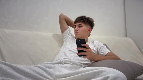 Snapshot of reeves_bae chatting on 11/25/25, 03:34 Alex online show from 11/25/25, 03:34