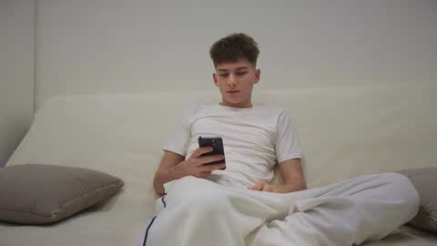 Snapshot of reeves_bae chatting on 11/26/25, 04:30 Alex online show from 11/26/25, 04:30