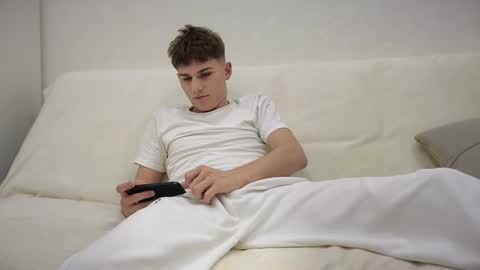 Snapshot of reeves_bae chatting on 11/27/25, 07:16 Alex online show from 11/27/25, 07:16