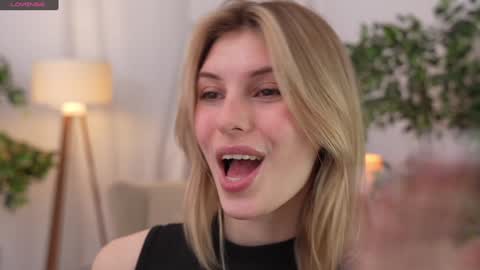 Snapshot of refined_style chatting on 12/19/24, 07:40 JessyinCherri yang online show from 12/19/24, 07:40