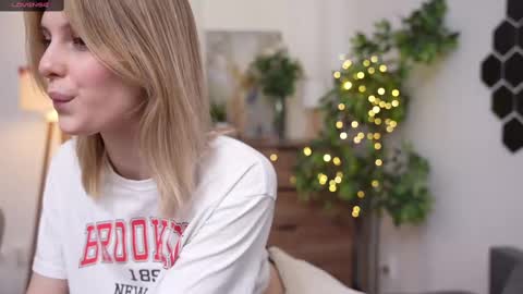 Snapshot of refined_style chatting on 03/09/25, 01:37 JessyinCherri yang online show from 03/09/25, 01:37