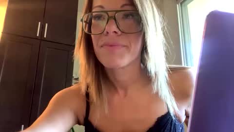 Snapshot of reflectiveren chatting on 11/10/25, 05:23 Reflective Ren online show from 11/10/25, 05:23