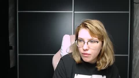 Snapshot of reginasmilee chatting on 02/11/25, 04:01 Regina online show from 02/11/25, 04:01