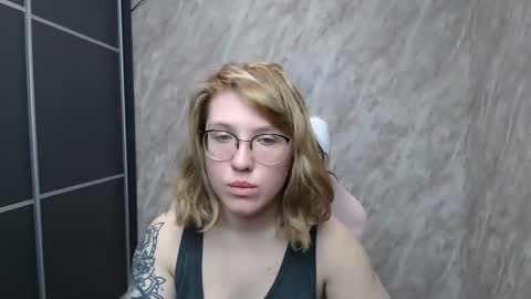 Snapshot of reginasmilee chatting on 02/15/25, 12:11 Regina online show from 02/15/25, 12:11