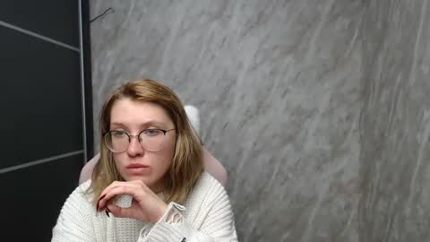 Snapshot of reginasmilee chatting on 02/23/25, 04:02 Regina online show from 02/23/25, 04:02