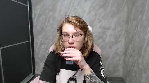 Snapshot of reginasmilee chatting on 02/26/25, 06:37 Regina online show from 02/26/25, 06:37