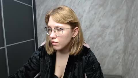 Snapshot of reginasmilee chatting on 02/28/25, 02:42 Regina online show from 02/28/25, 02:42