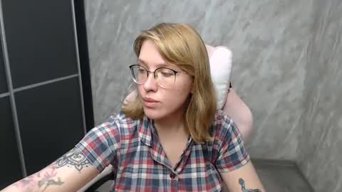 Snapshot of reginasmilee chatting on 03/02/25, 01:38 Regina online show from 03/02/25, 01:38