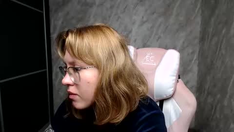 Snapshot of reginasmilee chatting on 03/06/25, 02:41 Regina online show from 03/06/25, 02:41