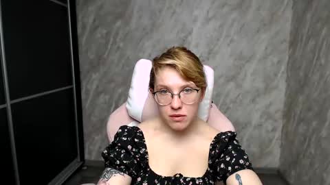 Snapshot of reginasmilee chatting on 03/10/25, 06:16 Regina online show from 03/10/25, 06:16