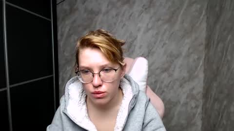 Snapshot of reginasmilee chatting on 03/12/25, 02:52 Regina online show from 03/12/25, 02:52