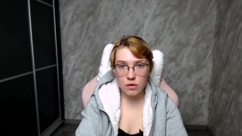 Snapshot of reginasmilee chatting on 03/12/25, 01:40 Regina online show from 03/12/25, 01:40