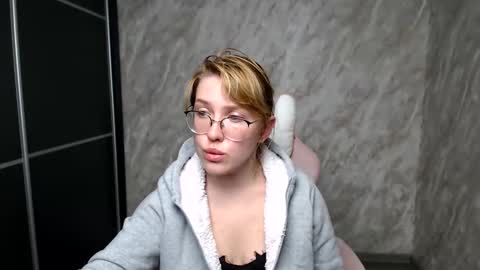 Snapshot of reginasmilee chatting on 03/12/25, 05:28 Regina online show from 03/12/25, 05:28