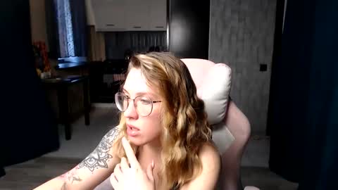 Snapshot of reginasmilee chatting on 09/11/25, 04:45 Regina online show from 09/11/25, 04:45