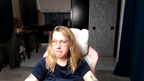 Snapshot of reginasmilee chatting on 09/16/25, 12:00 Regina online show from 09/16/25, 12:00