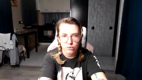 Snapshot of reginasmilee chatting on 09/18/25, 12:01 Regina online show from 09/18/25, 12:01