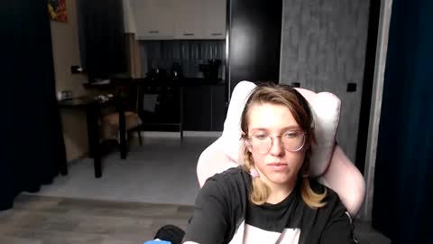 Snapshot of reginasmilee chatting on 09/19/25, 01:18 Regina online show from 09/19/25, 01:18