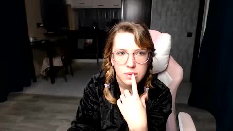 Snapshot of reginasmilee chatting on 09/21/25, 01:18 Regina online show from 09/21/25, 01:18