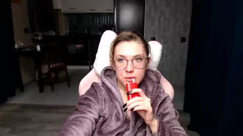 Snapshot of reginasmilee chatting on 09/29/25, 01:38 Regina online show from 09/29/25, 01:38