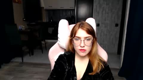 Snapshot of reginasmilee chatting on 11/12/25, 05:52 Regina online show from 11/12/25, 05:52