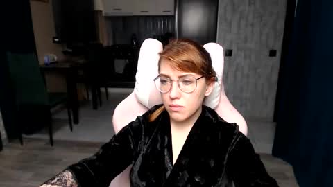 Snapshot of reginasmilee chatting on 11/13/25, 01:37 Regina online show from 11/13/25, 01:37