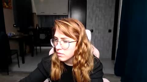 Snapshot of reginasmilee chatting on 11/18/25, 01:44 Regina online show from 11/18/25, 01:44