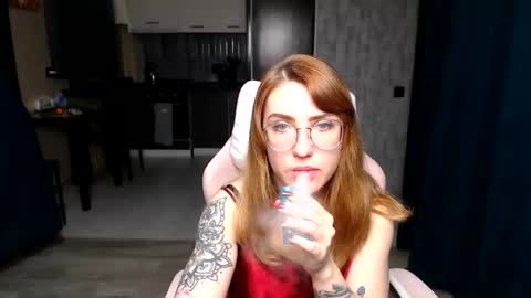 Snapshot of reginasmilee chatting on 11/23/25, 01:49 Regina online show from 11/23/25, 01:49