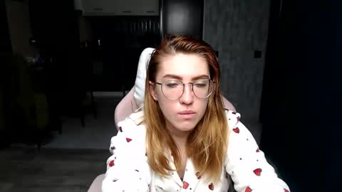 Snapshot of reginasmilee chatting on 11/25/25, 12:43 Regina online show from 11/25/25, 12:43