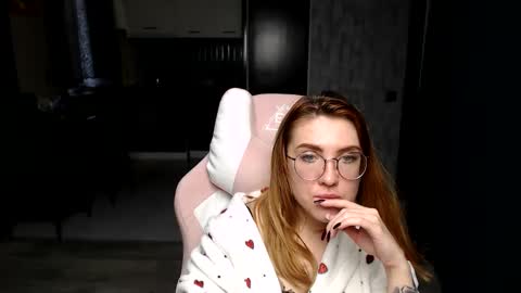 Snapshot of reginasmilee chatting on 11/25/25, 12:49 Regina online show from 11/25/25, 12:49